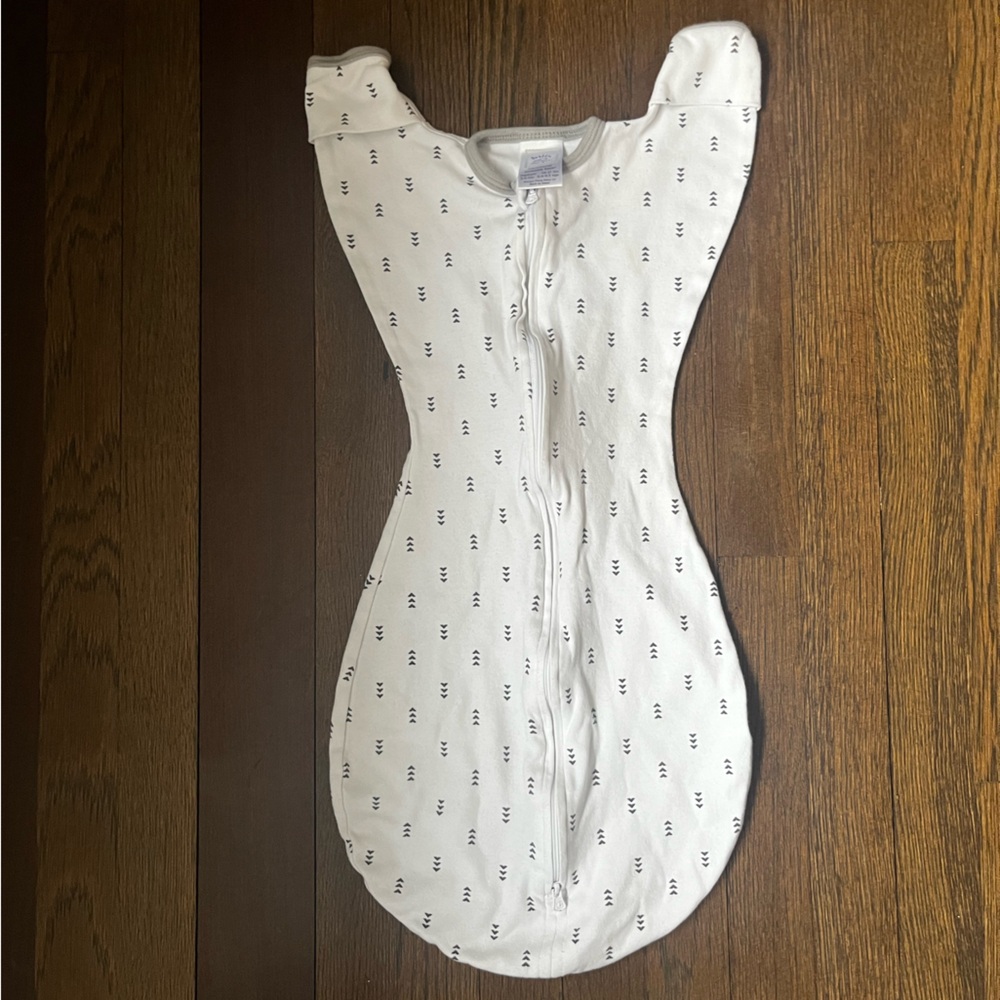 Swaddle Designs White Transitional Sleep Sack with Small Black Arrow Print